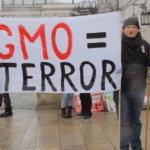 Protesty przeciwników GMO pod Pałacem Prezydenckim
