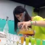 Chińska barmanka robi tęczowe drinki