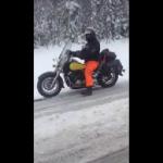 Motocyklista z Kanady walczy ze śnieżycą