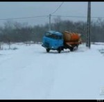 Zimowy drift ciężarówką