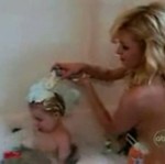 Paris Hilton kąpie dziecko